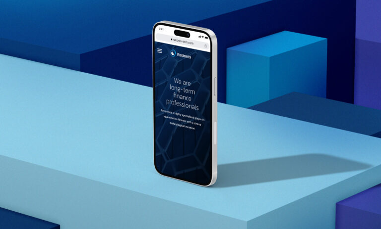Mockup di web design mobile per Rationis, con interfaccia finanziaria moderna visualizzata su smartphone e sfondo geometrico blu.