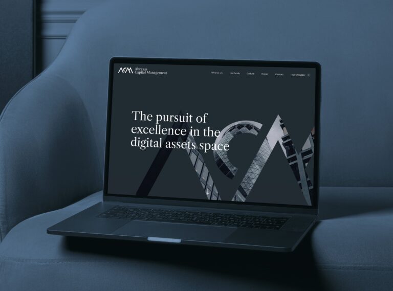 Mockup di web design di lusso per un sito di capital management mostrato su un laptop con interfaccia scura ed elegante.