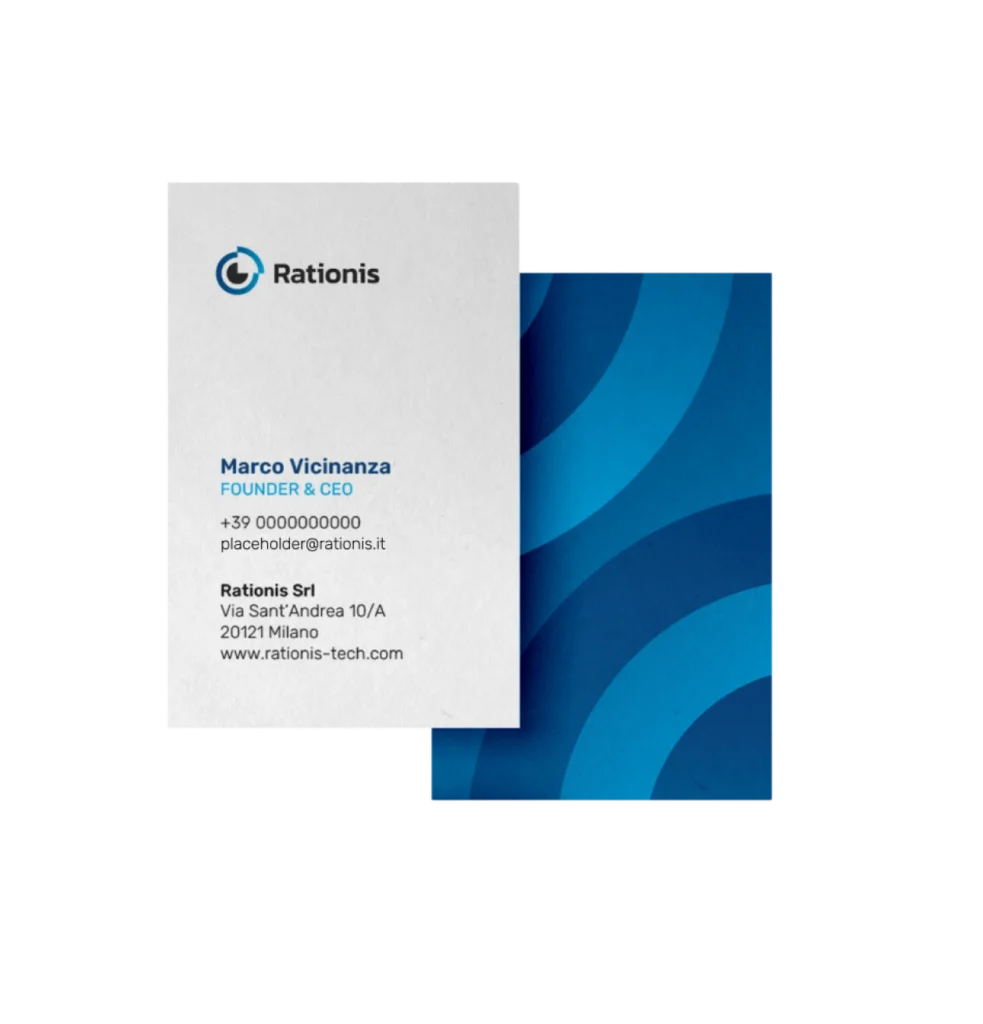 Mockup del biglietto da visita Rationis con design moderno in blu e dettagli di contatto aziendali.