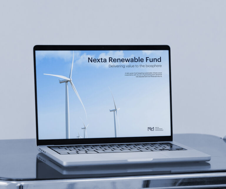 Vetrina sito web per energie rinnovabili su laptop, con turbine eoliche e design di landing page per fondi di investimento sostenibili.