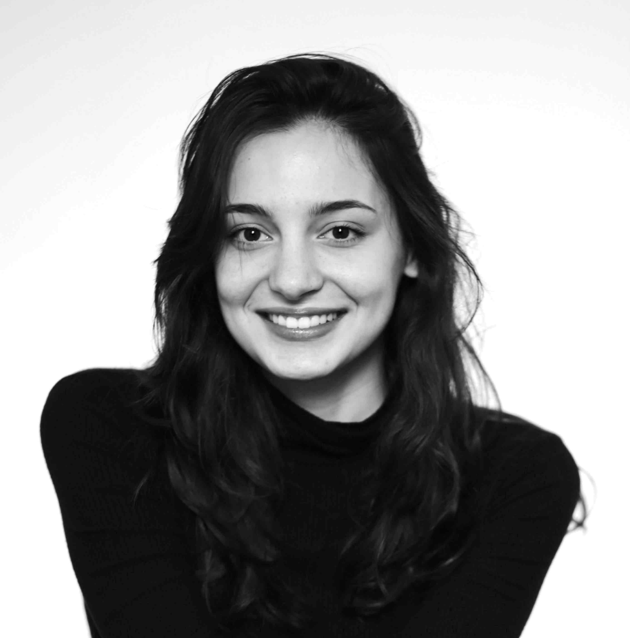 Elmira Katsajeva – Visual Designer di Creative Bulls, agenzia di marketing creativo specializzata in finanza e fintech.