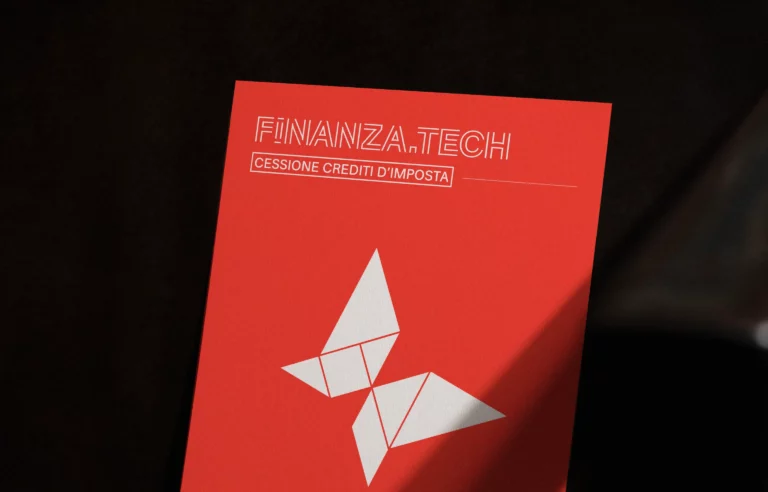 Poster rosso Finanza.tech con simbolo geometrico in stile Tangram che rappresenta il servizio di cessione dei crediti d’imposta.