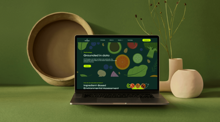 Laptop che mostra l’interfaccia della piattaforma Change2 per la sostenibilità, ambientata in un contesto verde e naturale che richiama l’identità data-driven ed eco-orientata del brand.