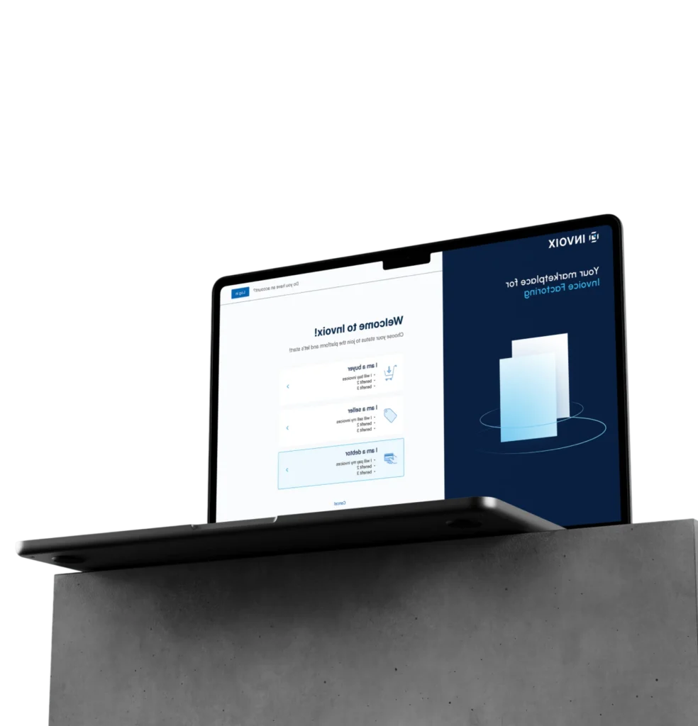 Piattaforma di invoice factoring Invoix mostrata su un laptop, con identità visiva pulita in blu e bianco e schermata di onboarding utente.