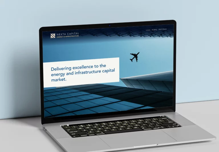 Homepage di Nexta Capital visualizzata su laptop — design del sito di private equity per investimenti in energia e infrastrutture, orientato a performance, sostenibilità ed ESG.