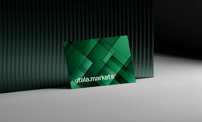 Business card brandizzata Otala Markets con design geometrico verde, simbolo di un’identità visiva moderna per una piattaforma di investimenti e fintech.