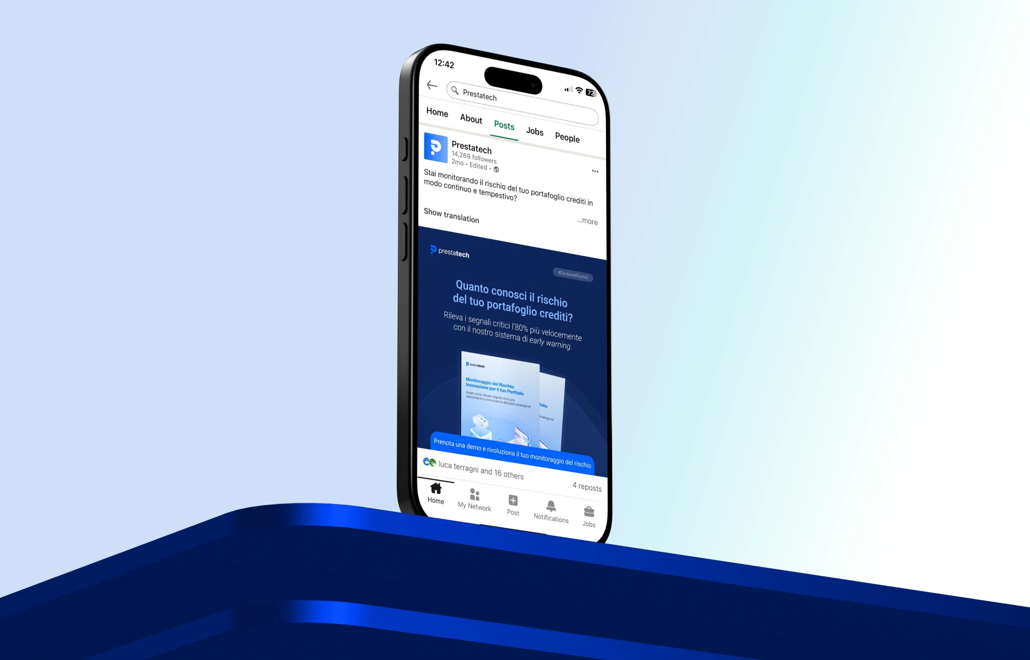 Mockup iPhone con un post LinkedIn di Prestatech sul monitoraggio del rischio di credito, realizzato per il progetto di social media e branding fintech di Creative Bulls.