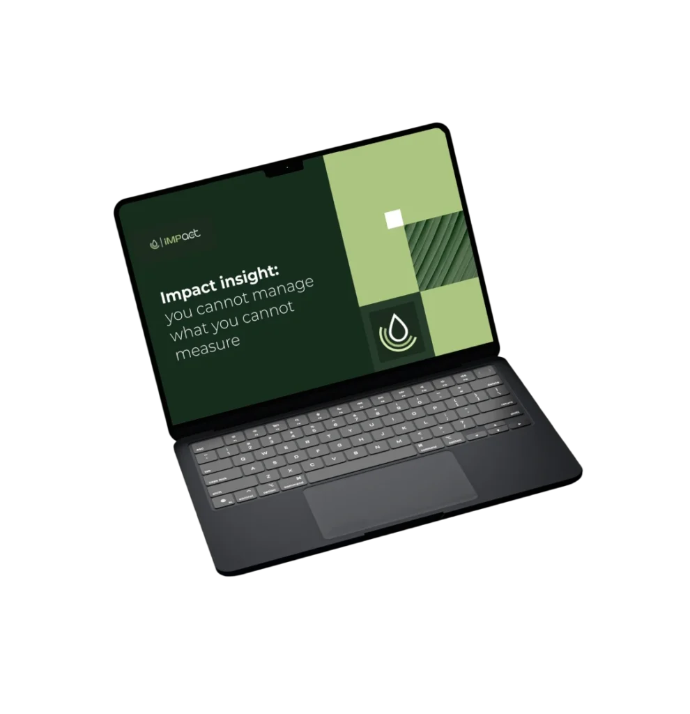 Mockup di un laptop che mostra la presentazione Outlook di Impact SGR con identità visiva verde e il titolo ‘Impact insight: you cannot manage what you cannot measure.