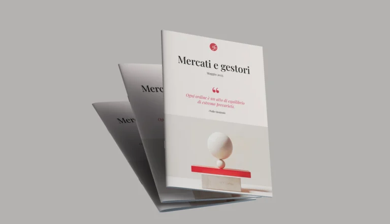 Mockup del report finanziario Capitalsuite ‘Mercati e gestori’, con copertina minimalista raffigurante una scultura di equilibrio e una citazione, in uno stile pulito e professionale.
