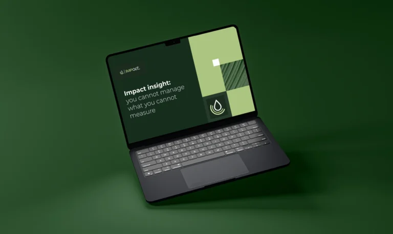 Mockup di un laptop sospeso che mostra la presentazione Outlook di Impact SGR in stile verde con il titolo ‘Impact insight: you cannot manage what you cannot measure.