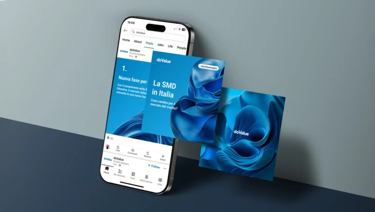 Design dei post LinkedIn di doValue mostrati su smartphone con visual blu astratti per un progetto social nel settore finanziario.